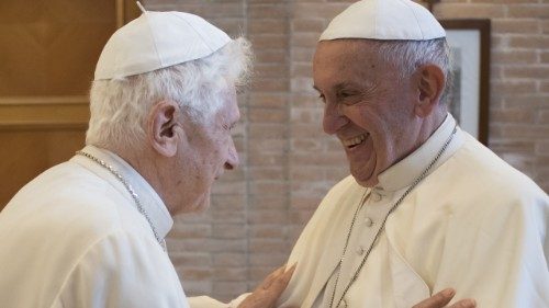 Pápež František navštívil Benedikta XVI. pred 95. narodeninami