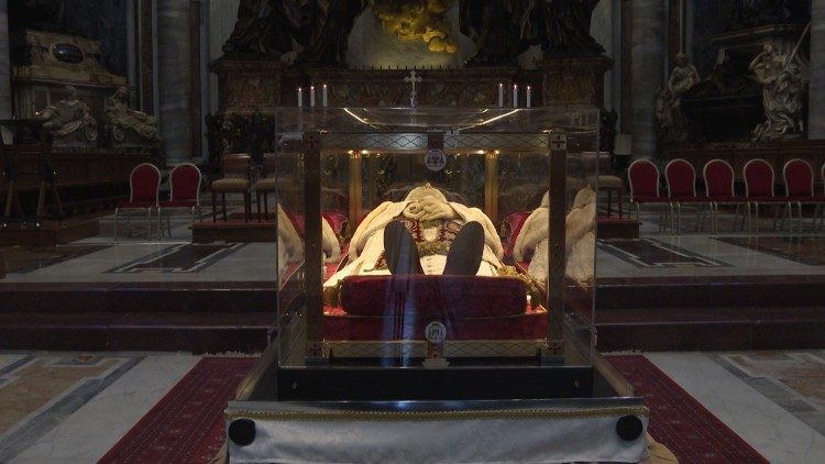 Steklena krsta s posmrtnimi ostanki sv. Janeza XXIII.