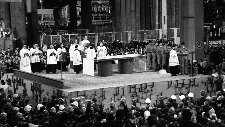 Papa Paolo VI a Taranto celebra la messa di Natale del 1968