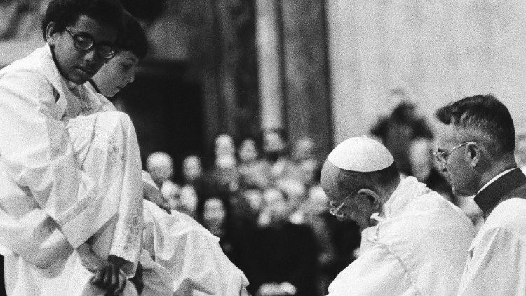 Обряд омовения ног, совершенный Папой Павлом VI в 1975 году