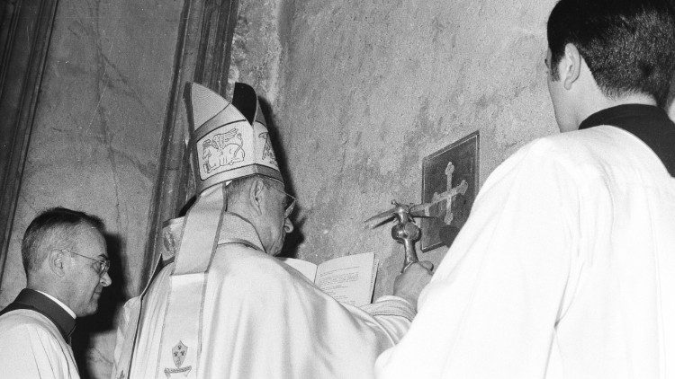 Popiežius šv. Paulius VI atidaro 1975 metų jubiliejaus Šventąsias duris
