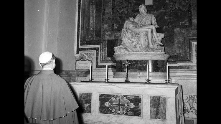Paolo VI sosta in preghiera di fronte alla Pietà Vaticana