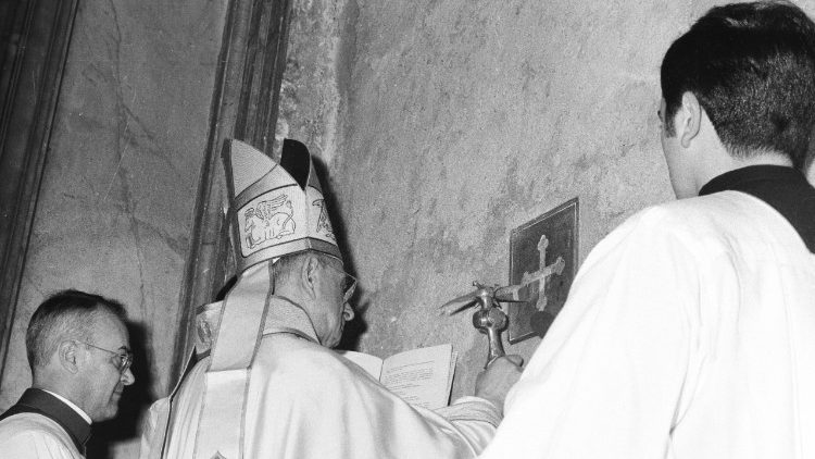 VI. Pál pápa megnyitja a szentévet 1975-ben