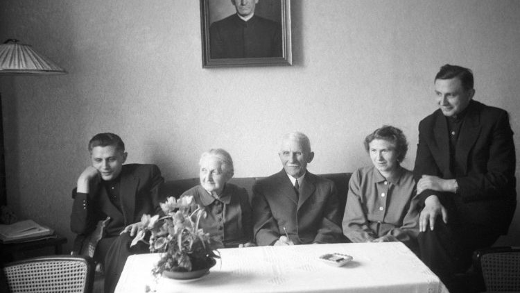 Der junge Joseph Ratzinger im Kreis seiner Familie