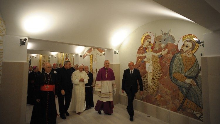 Benedetto XVI visita la cripta della nuova Chiesa di San Pio
