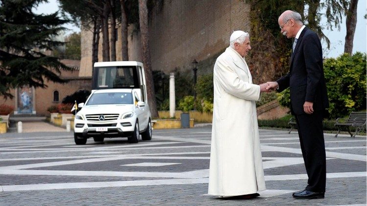 Benedetto XVI e Papamobile