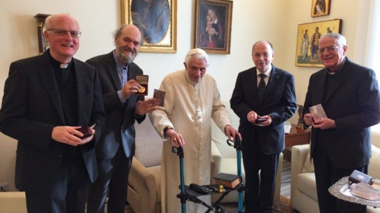 Papa emérito Bento XVI ao lado dos premiados Pe Karl-Heinz Menke (e), Arvo Pärt, Theodor Dieter e o Padre Federico Lombardi
