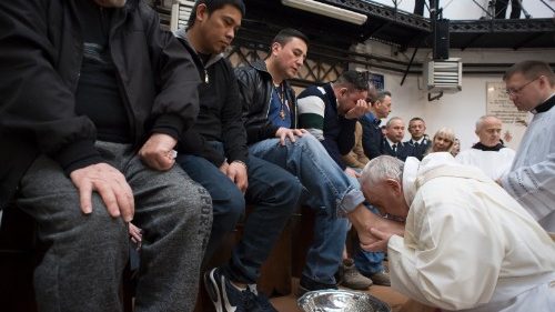 Il Papa a Regina Coeli: ogni pena sia aperta alla speranza