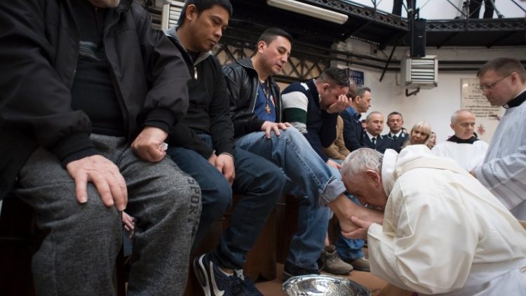 Le Pape célébrant le rite du lavement des pieds dans la prison "Regina Coeli", à Rome, le 29 mars 2018.