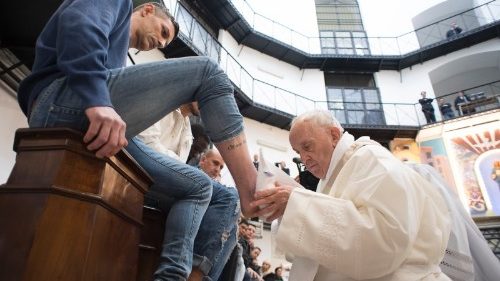 Papst wäscht 12 Häftlingen die Füße: „Bin ein Sünder wie ihr“