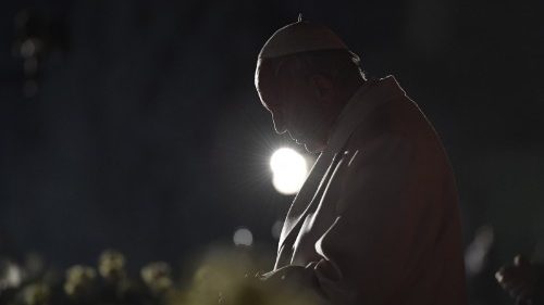 Via Crucis del Papa: Signore spogliaci dall'arroganza, colmaci di fede