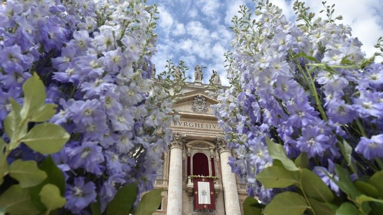 Floricultorii olandezi reiau tradiția, întreruptă în 2020, de a împodobi sărbătorile pascale de la Vatican.