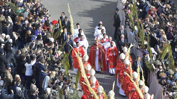 Le Pape François célèbre la messe du dimanche des Rameaux et de la Passion du Seigneur, place Saint-Pierre de Rome, le 25 mars 2018.