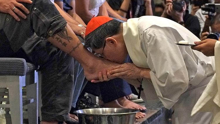 Holy Week 2018: Cardinal Tagle washes the feet of migrants and refugees
