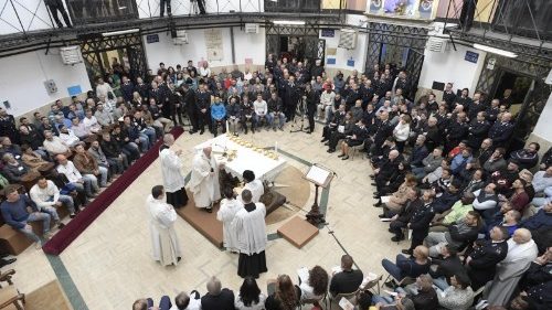 Francesco: nella Messa in Coena Domini la lavanda dei piedi a dodici detenuti