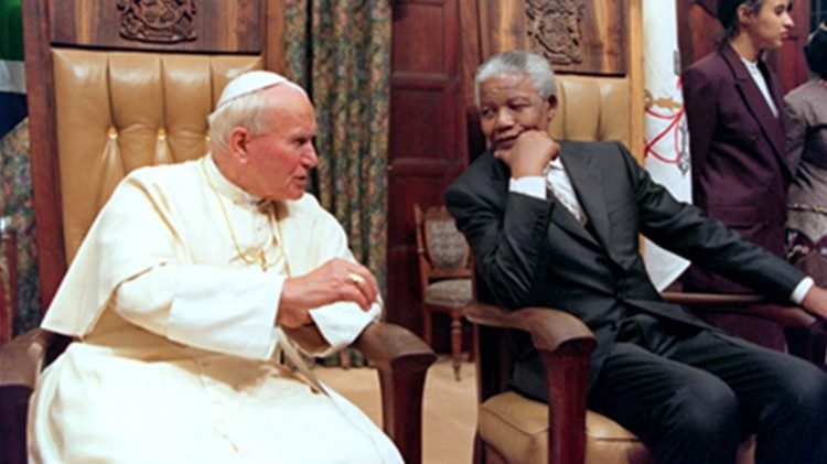 يوم نيلسون مانديلا الدولي: البابا يوحنا بولس الثاني والرئيس الأسبق لجمهورية جنوب أفريقيا