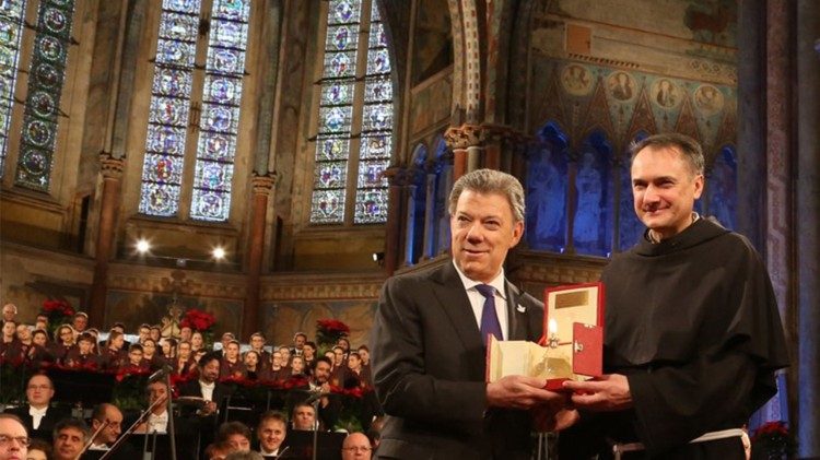 Cardinal-elect Fr Mauro Gambetti bestowing Lamp of Peace award on Nobel Peace Prize winner,Juan Manuel Santos