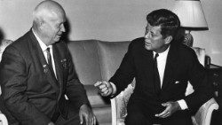 John_Kennedy,_Nikita_Khrushchev_1961aem.jpg