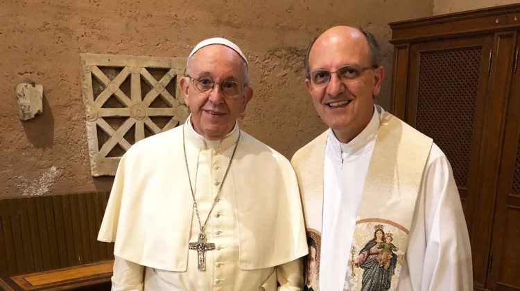 프란치스코 교황과 헤나토 도스 산토스 신부