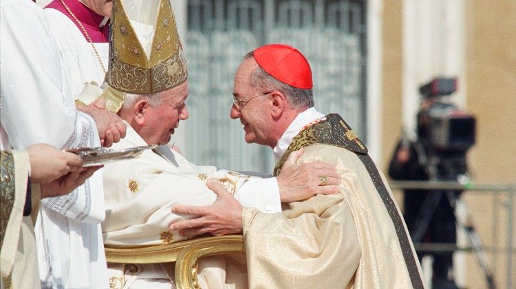 Dom Cláudio Hummes com o Papa João Paulo II em 2001