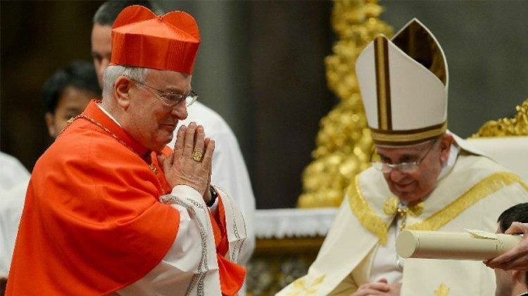 Le cardinal Gualtiero Bassetti et le Pape François lors du concistoire du 22 février 2014.