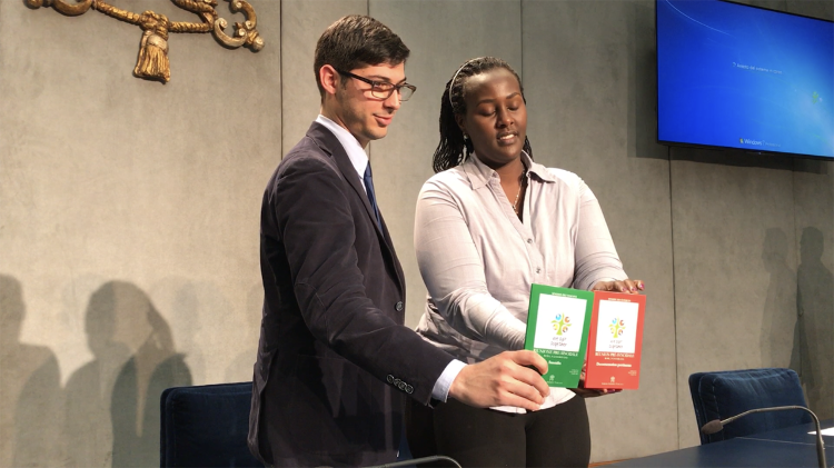 Stella Marilene Nishimwe a présenté la réunion pré-synodale à la Salle de Presse du Saint-Siège, avec un jeune Italien, Filippo Passantino.