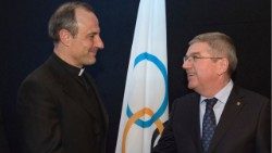 Il capo delegazione vaticana mons. Sanchez de Toca accolto dal presidente del Cio  BachAEM.jpg