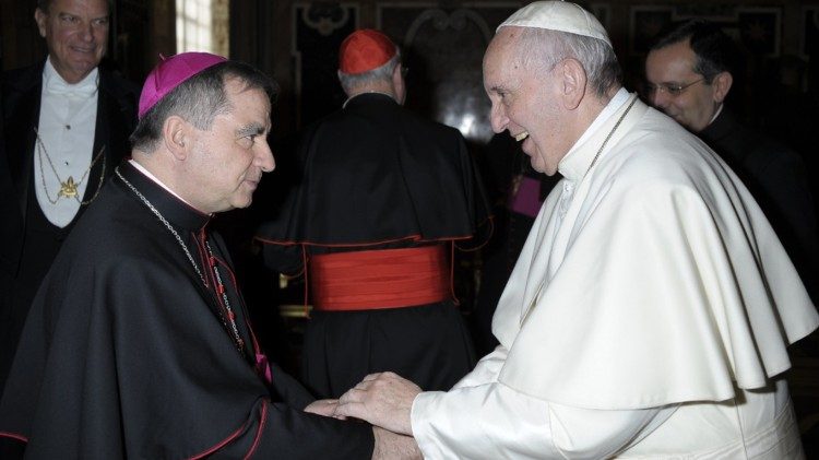 Le Pape François et le cardinal Angelo Becciu, préfet de la Congrégation pour la cause des saints. 