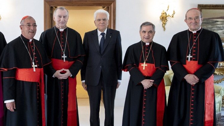Il presidente Mattarella con i cardinali di nuova nomina (Foto dal sito del Quirinale)