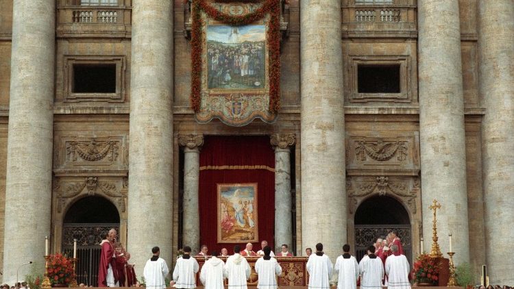 S.Giovanni Paolo II canonizza 117 martiri del Vietnam - 19.06.1988