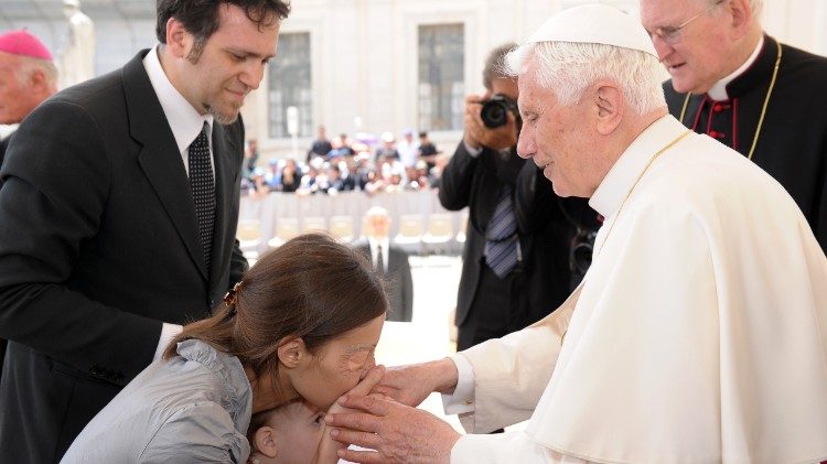 Chiara Corbella, il marito Enrico Petrillo e il loro bimbo Francesco in udienza da Papa Benedetto XVI