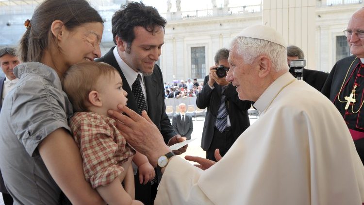Chiara Corbella s rodinou na audienci u papeže Benedikta XVI. 2. května 2012