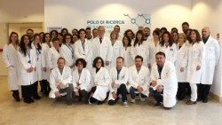 Gruppo di ricerca e produzione dell’Officina Farmaceutica del Bambino Gesù, con il prof. Franco Locatelli_2 ok.jpg
