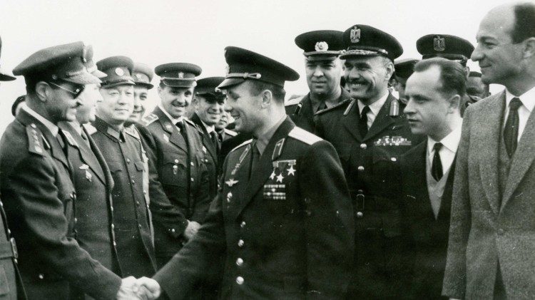 Yuri_Gagarin_and_Zakaria_Mohieddin_05-02-1962_Cairo_Almaza_Air_Base_EgyptAEM.jpg
