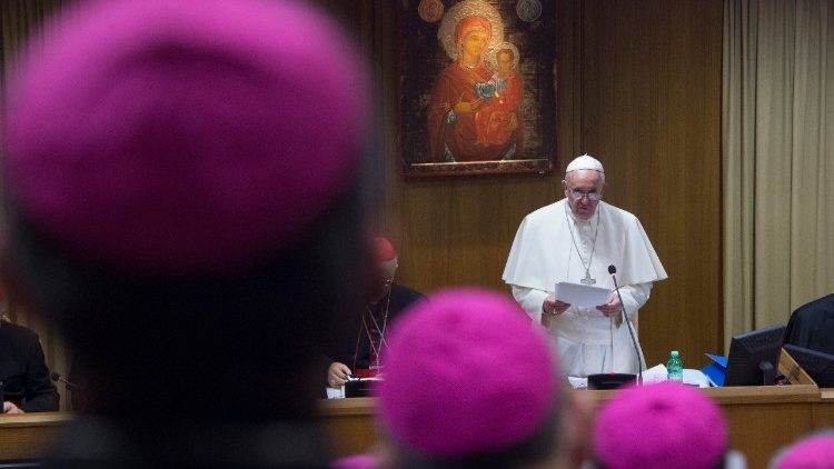 Le Pape François prononçant le discours d'ouverture du Synode sur la Famille en octobre 2015.