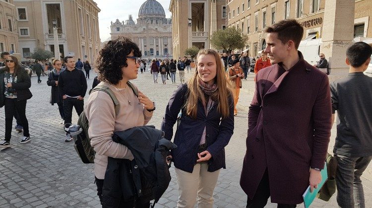 Jugendliche aus aller Welt sind nach Rom gekommen, um über Reformen zu diskutieren