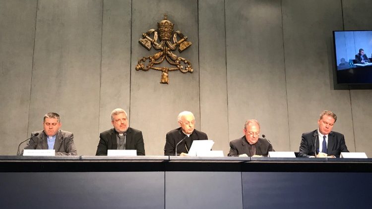 Presentazione, nella sala stampa della Santa Sede, dello strumento di lavoro della prossima Assemblea sinodale dei giovani, che si svolgerà a Roma ad ottobre