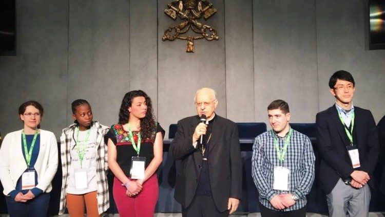Kardinal Baldisseri (Mitte) zusammen mit Teilnehmer der Vorsynode
