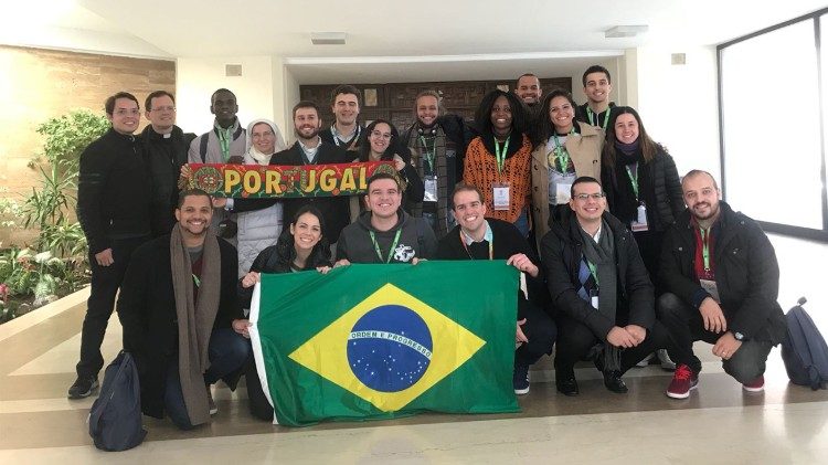 Jovens de língua portuguesa na reunião pré-sinodal
