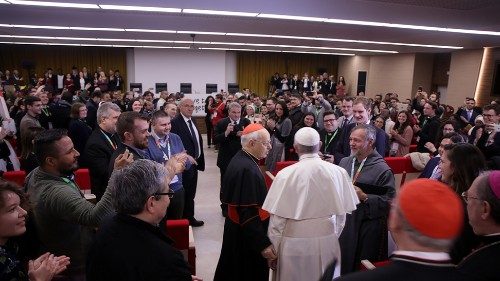 Papa Francesco: il Sinodo per ascoltare in presa diretta i giovani