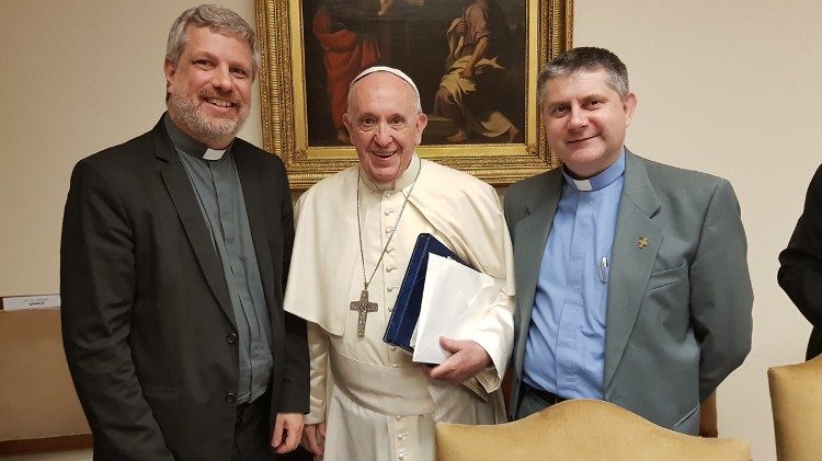 Svätý Otec s dvoma špeciálnymi sekretármi Synody o mladých: vľavo jezuita Giacomo Costa, vpravo salezián Rossano Sala