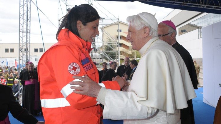 Benedikt XVI. im Jahr 2009 mit einer Rot-Kreuz-Mitarbeiterin