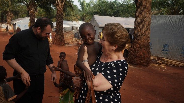 A presidente do Hospital Bambino Gesu Mariella Enoc com as crianças do hospital de Bangui