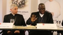 3 - Erzbischof Joseph Tobji (links) und Erzbischof Matthe Man-Oso Ndagoso bei der Pressekonferenz (c) KIRCHE IN NOT.JPG