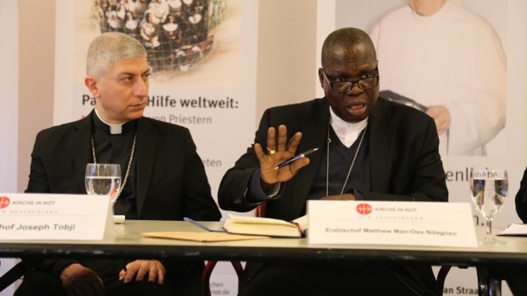 Bischof Tobji (links) bei einer Pressekonferenz beim Päpstlichen Hilfswerk Kirche in Not
