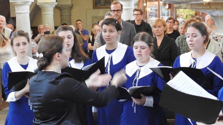 A Kranjska Gora il concerto del coro ortodosso e la messa presieduta da mons Stanislav Lipovsek 3.jpg