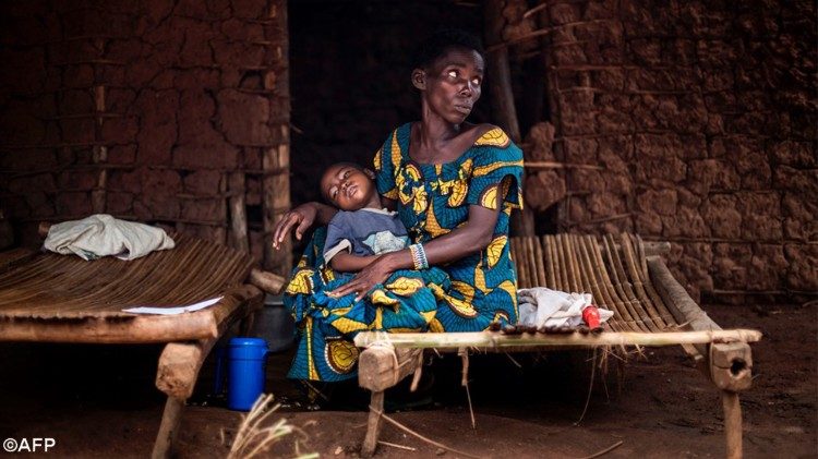 Un bimbo ammalato di malaria in Africa 