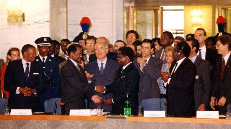 Acordo de Paz assinado em Roma pelo Presidente Joaquim Chissano e o líder da Renamo Afonso Dlhakama