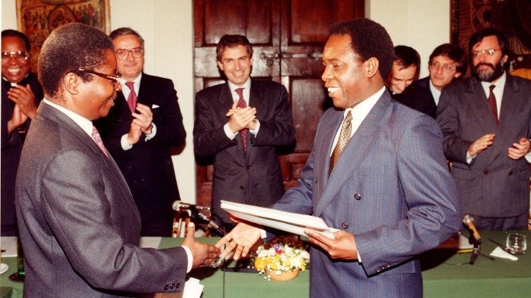 La firma dell'accordo di pace per il Mozambico, nella sede della Comunità di Sant'Egidio, ottobre 1992