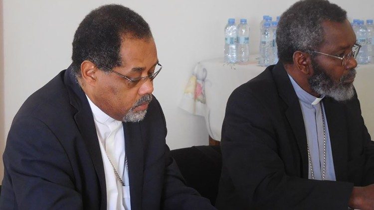 D. Ildo Fortes (Bispo de Mindelo) e D. Francisco Chimoio (Arcebipso de Maputo) no encontro dos bispos lusofonos em Cabo Verde